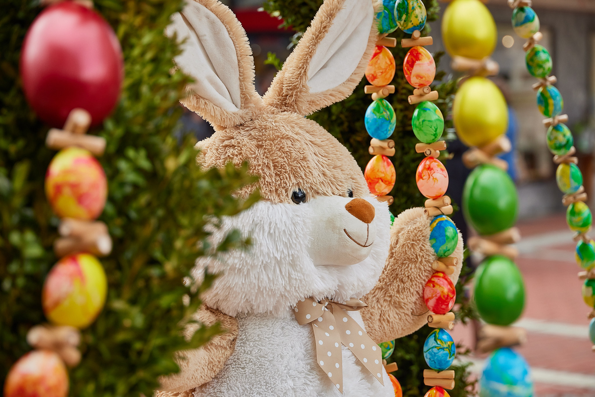 Osterhase auf der Schaukel